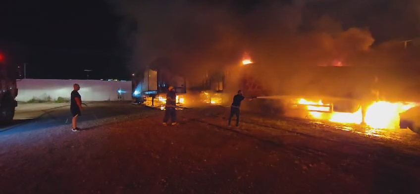 فيديوهات : دبورية : حريق في موقف شاحنات واضرار في المكان